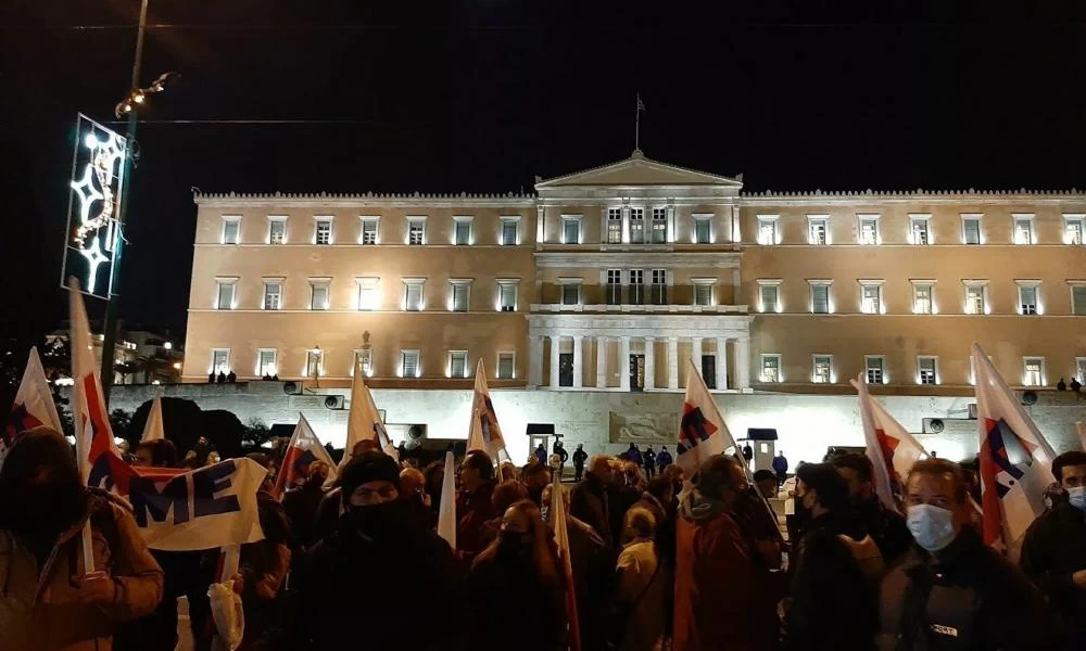 Πλήθος κόσμου στο Σύνταγμα: Συλλαλητήριο κατά του Προϋπολογισμού